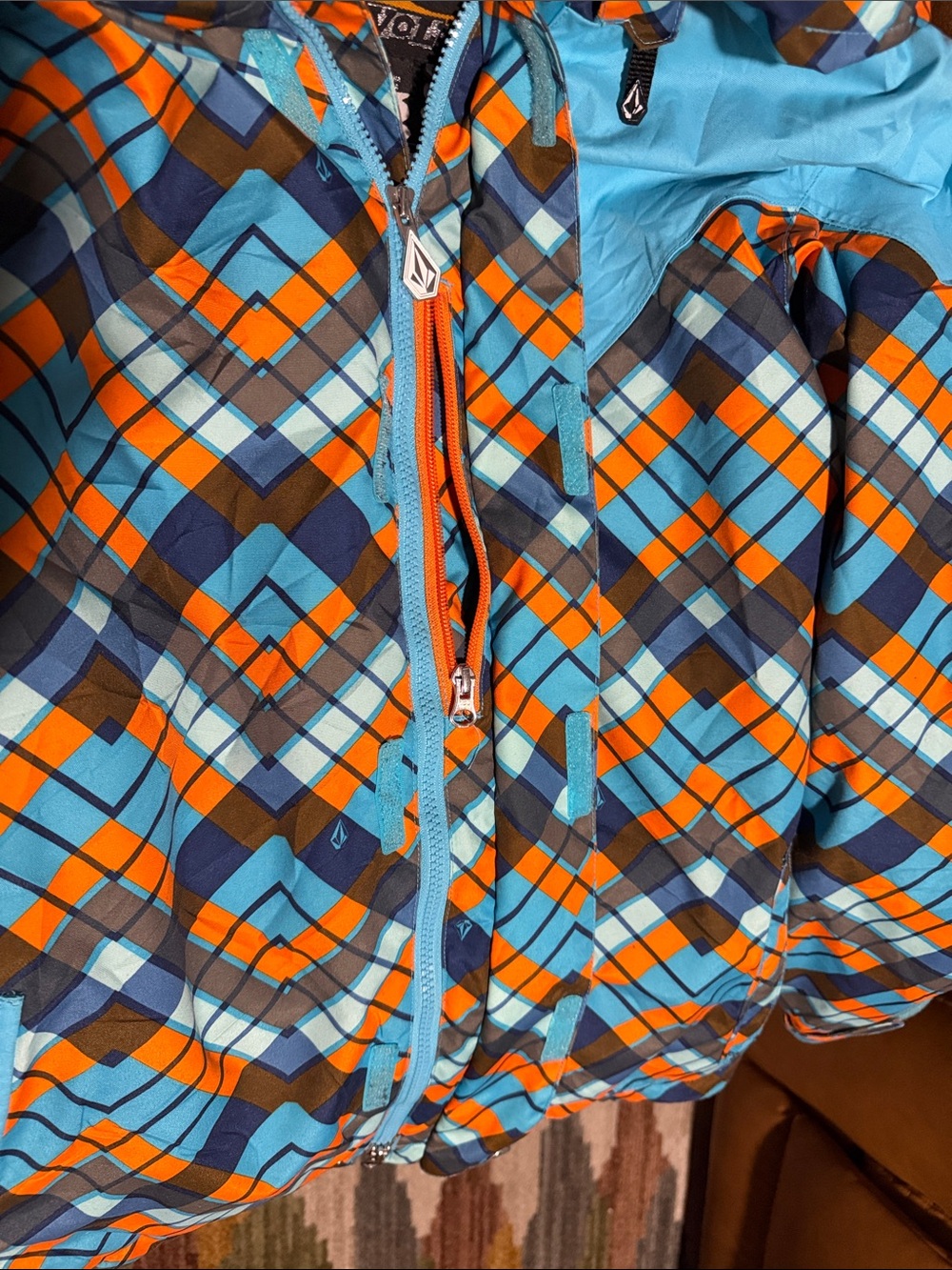 Volcom Snowboarding Jacket - Picture 4 of 9